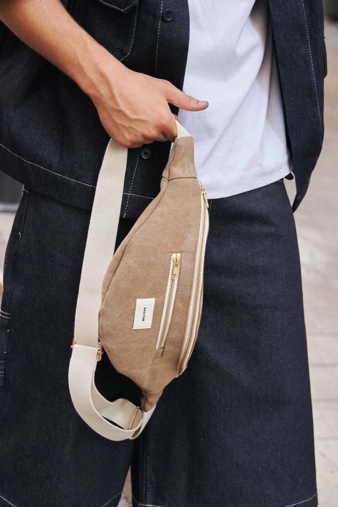 sac banane effet cuir marron porté par un homme
