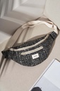 sac banane femme tweed posé sur un fauteuil