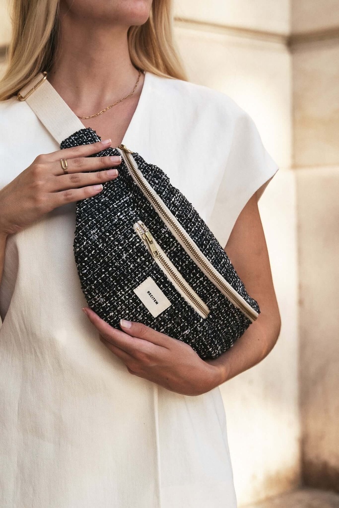 sac banane femme en tweed porté par une femme