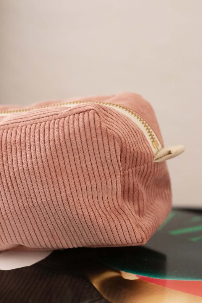 trousse à maquillage vue de côté